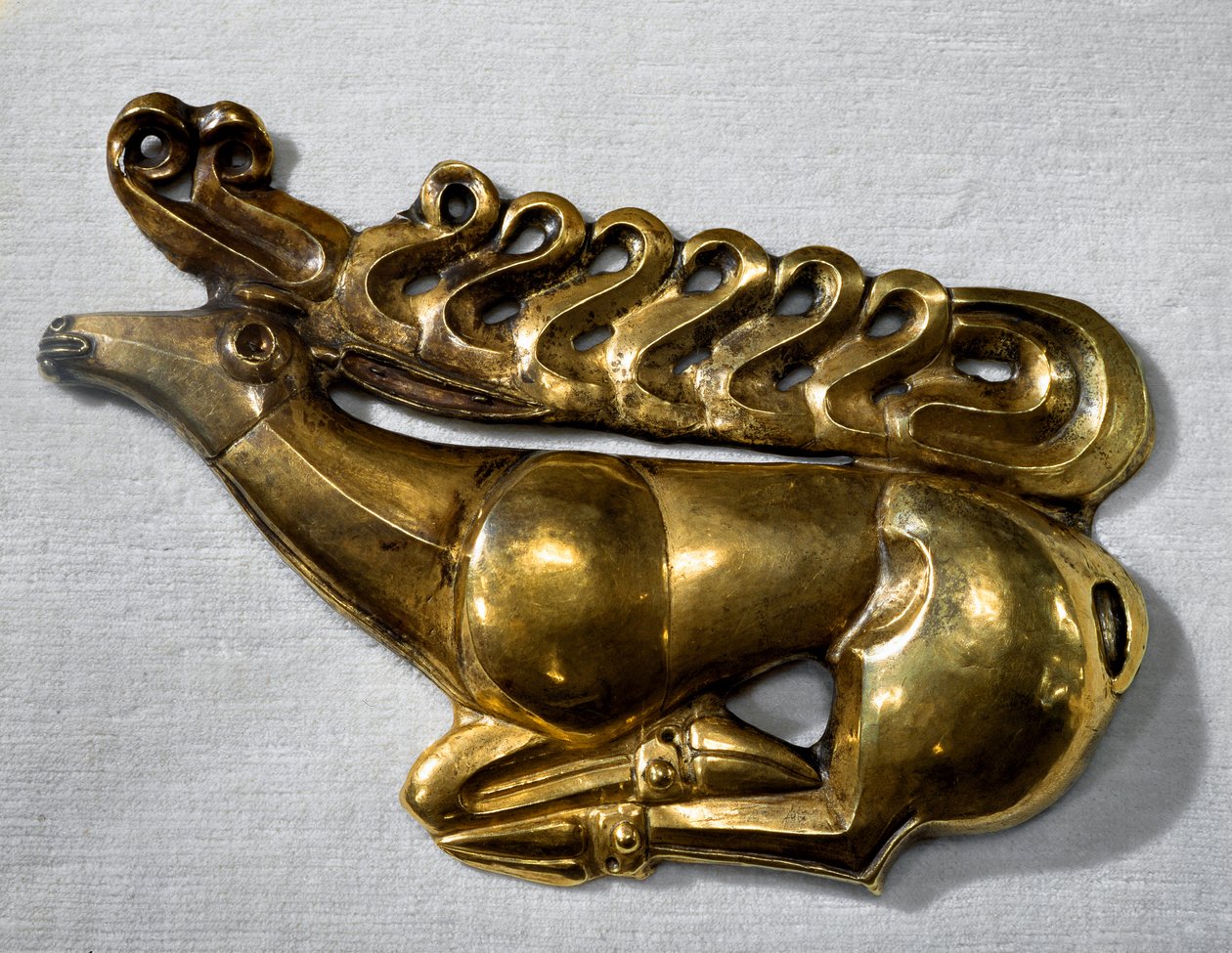 Skytialainen taide (Skythian sivilisaatio tai Scythia): hirven kerroksen muotoinen kilpitunnus. Kultaesine 7. vuosisadan lopusta, 6. vuosisadan alusta eKr. Pietari, Eremitaaši tekijältä Scythian