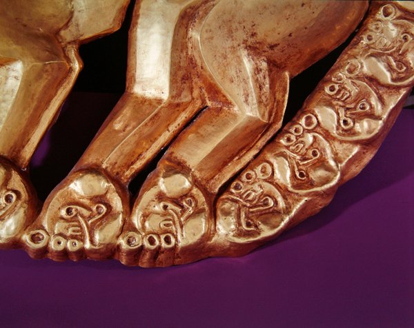Pantterin muotoinen kilpitunnus, 700-650 eKr. (kulta, meripihka ja värillinen emali) (yksityiskohta 165769) tekijältä Scythian