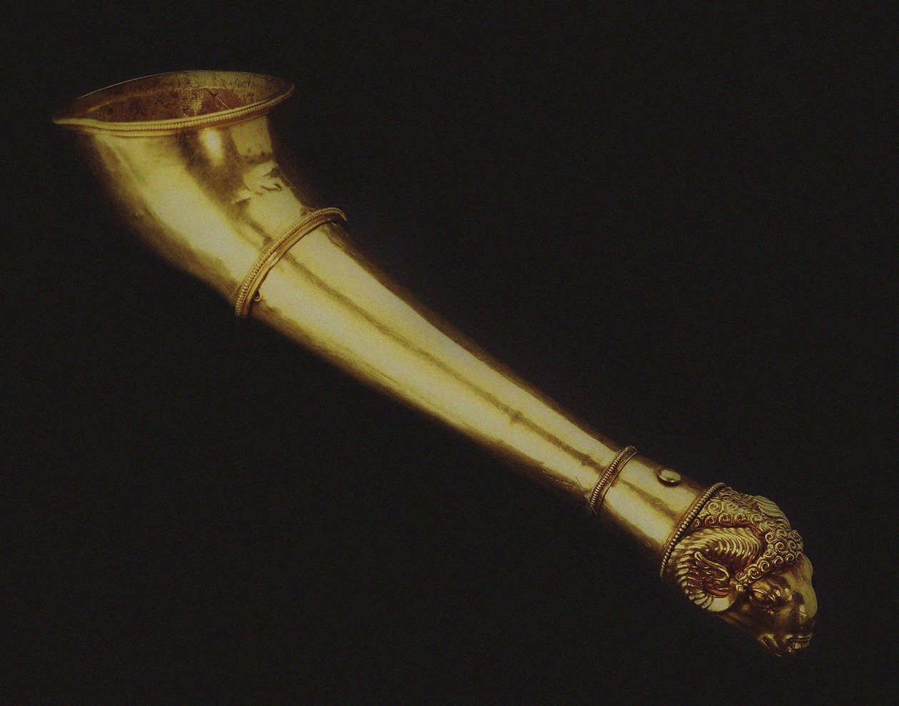 Rhyton Drinking Horn, joka päättyy oinaan päähän, 5. vuosisadan puolivälissä. eKr. tekijältä Scythian Art.