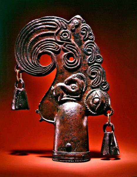 Lopullinen, fantastinen linnun pää koristeltu eläimillä, ihmissilmällä ja kelloilla, 5.-6. vuosisadalla eKr. (pronssi) tekijältä Scythian Scythian