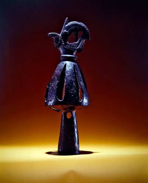 Viimeinen, harjakattoinen kartio, jota koristaa pässin sarvet sisältävä griffinpää, 7. vuosisadan loppu - 6. vuosisadan alku eKr. (pronssi) tekijältä Scythian Scythian