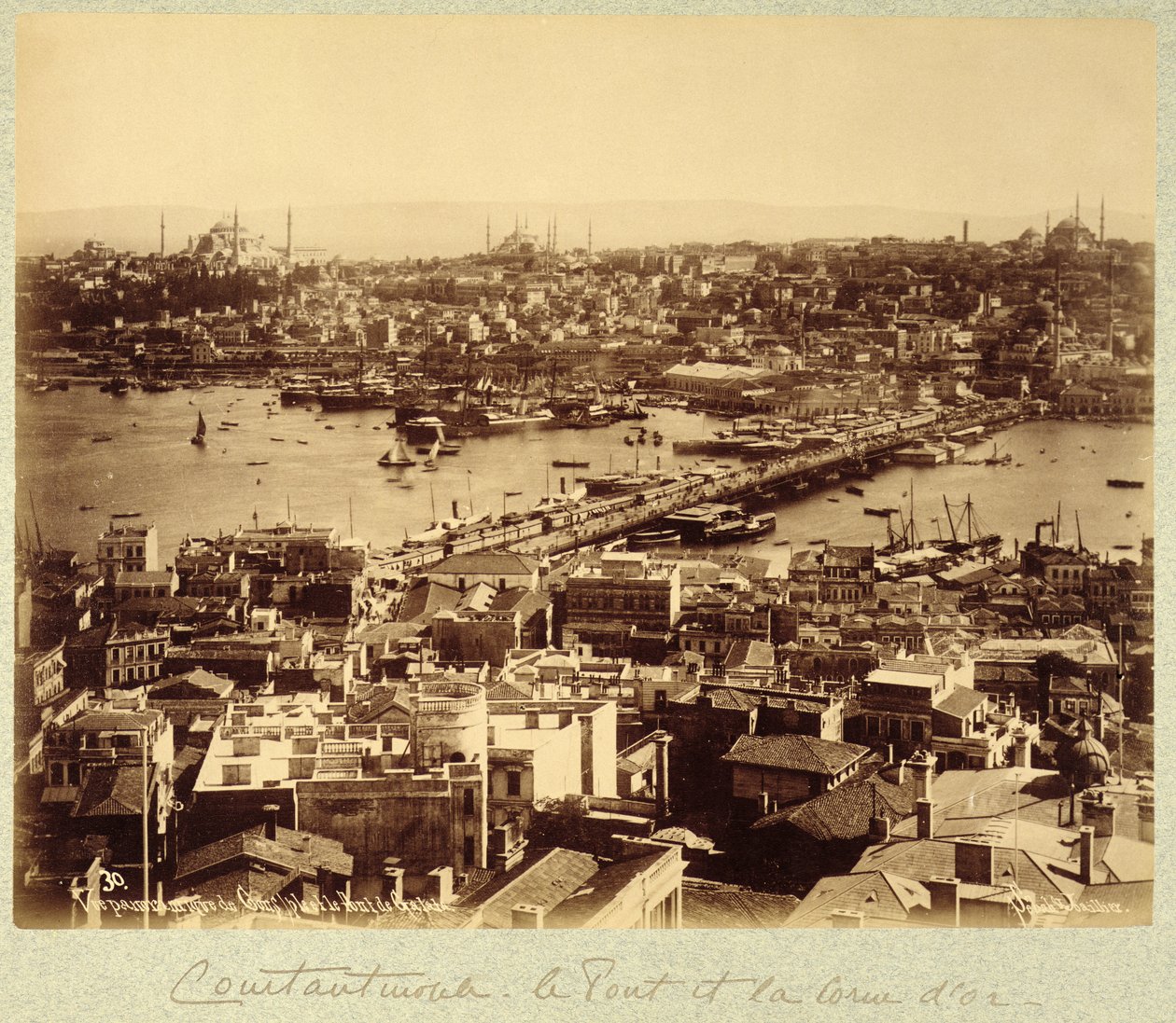 Panoraama Istanbuliin ja Bosporinsalmelle, n. 1890 (b/w kuva) tekijältä Sebah and Joaillier