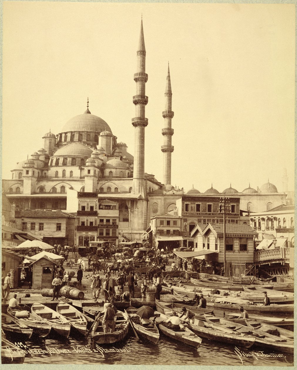 Santa Sofian moskeija ja kalastusveneet Bosporinsalmen rannalla, Istanbul, n. 1890 (b/w kuva) tekijältä Sebah and Joaillier