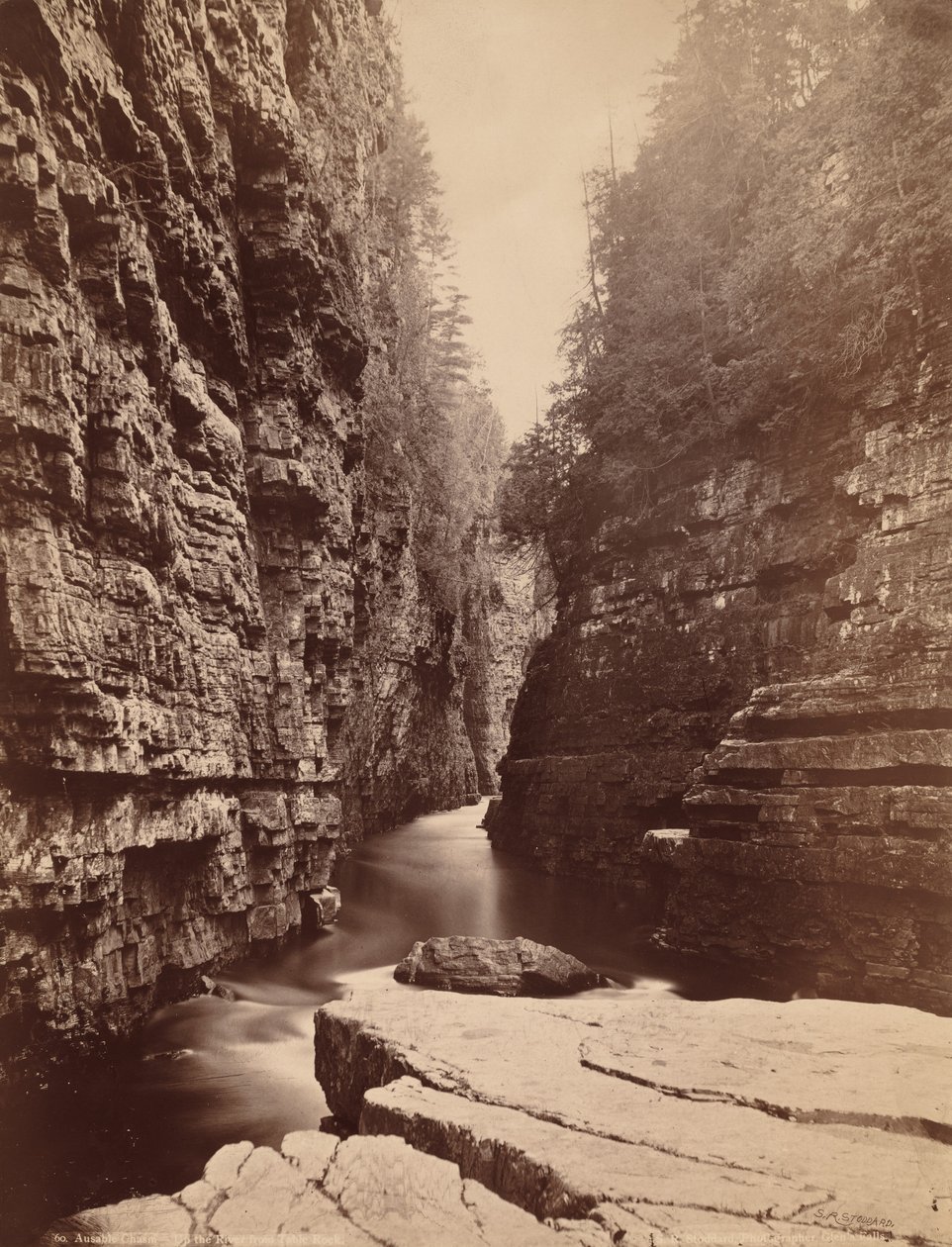 Ausable Chasm - joen yläjuoksulla Table Rockista,c. 1880 (kuva) tekijältä Seneca Ray Stoddard