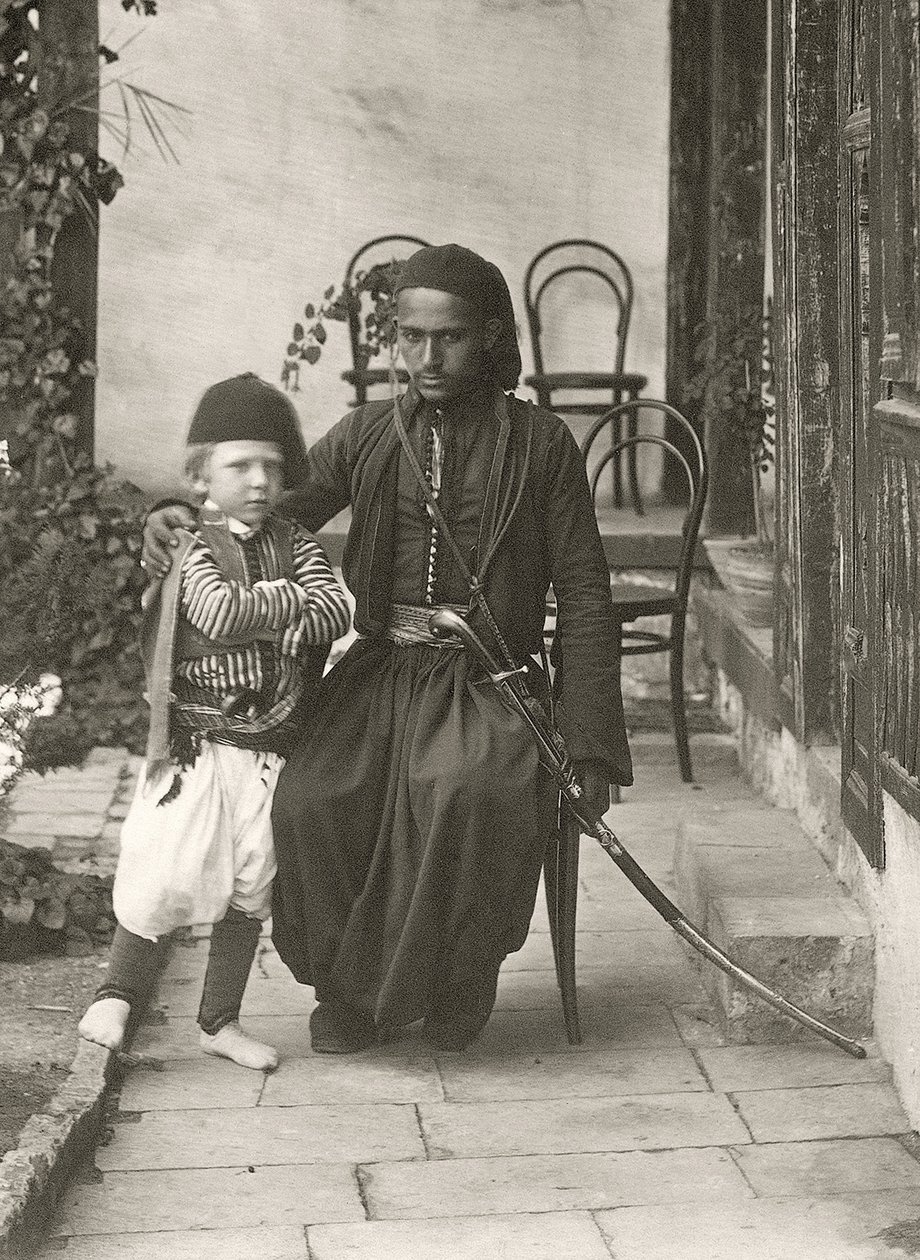 Arabi kawass (ottomaanien vartija) nuoren pojan kanssa talon puutarhassa Juudean alueella Jerusalemissa, 1867 tekijältä Sergeant Henry Phillips