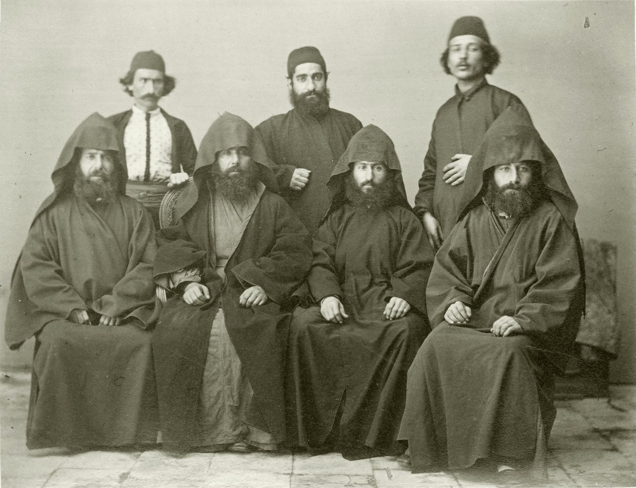 4 armenialaisen papin ja 3 muun ryhmä Mediterrane-hotellin sisäpihalla, Jerusalem, 1867 tekijältä Sergeant Henry Phillips