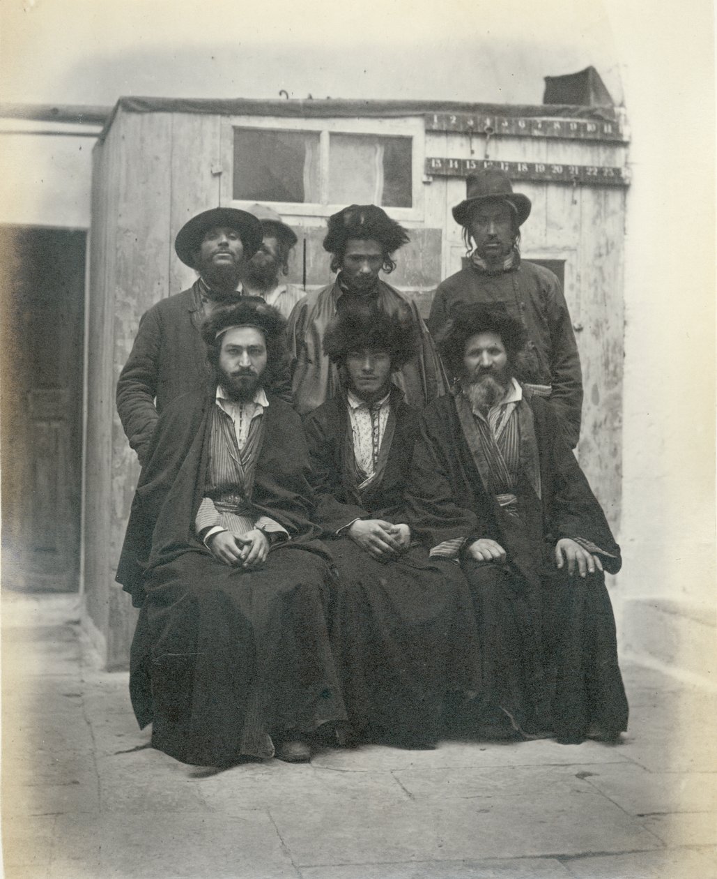 7 puolalaisen juutalaisen ryhmä Mediterrane-hotellin pihalla, Jerusalem, 1867 tekijältä Sergeant Henry Phillips