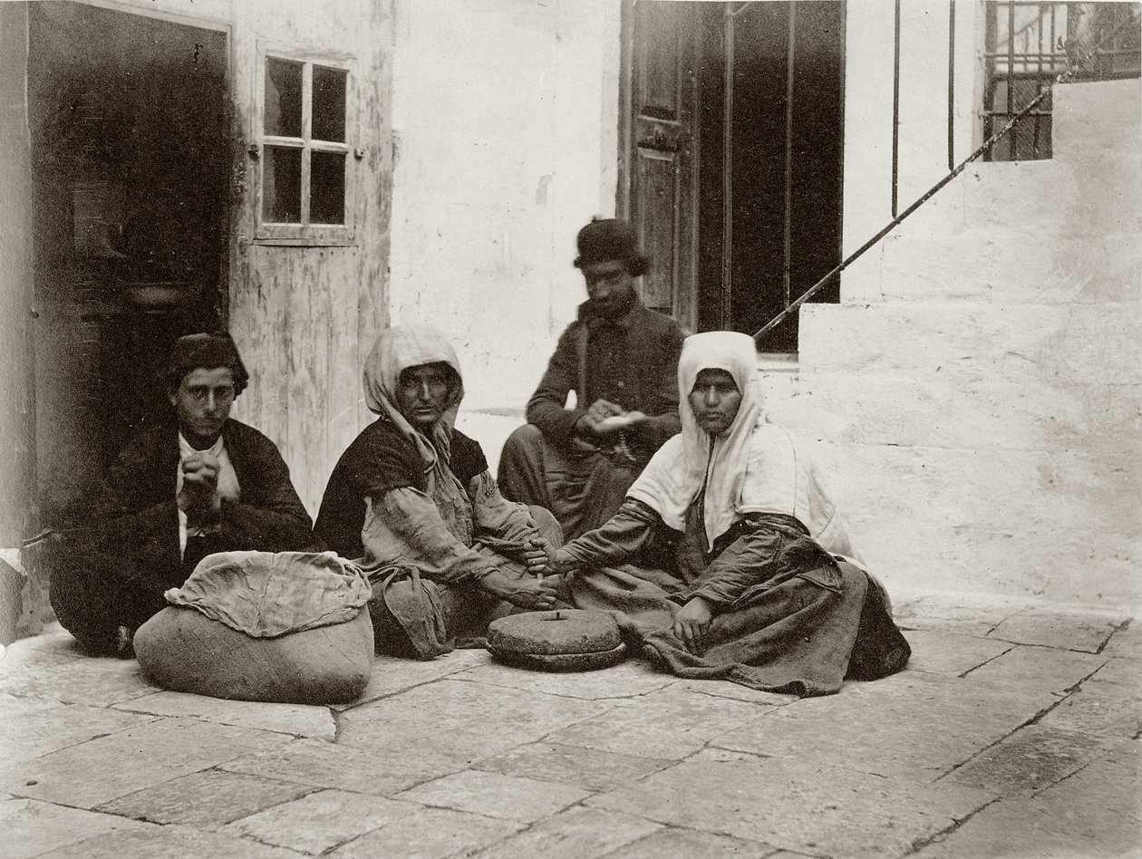 Naiset jauhamassa jauhoja pyöreillä myllynkivillä talon pihalla Jerusalemissa, 1867 tekijältä Sergeant Henry Phillips