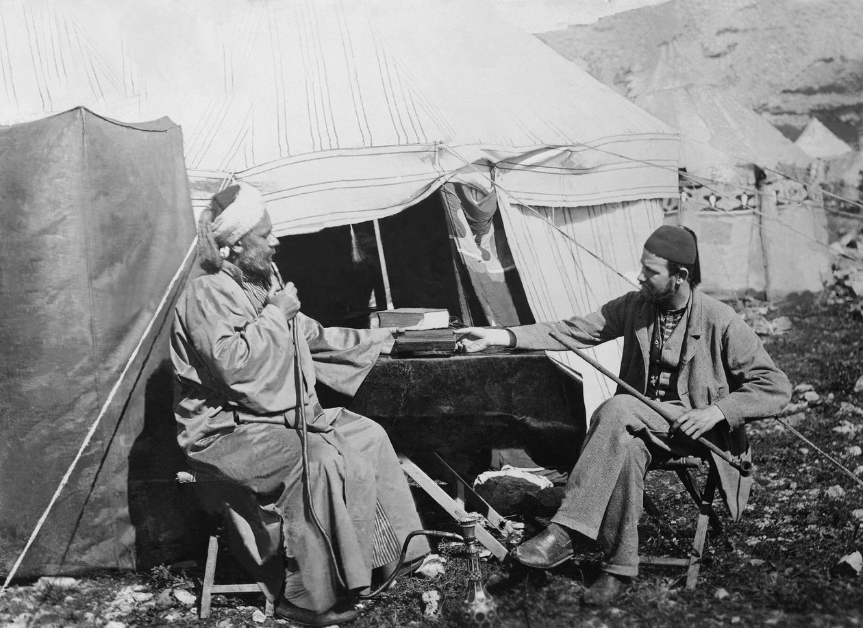 Yakub es Shellaby esittelee kapteeni C. Warrenille Samarialaisen rukouskirjan Yorkin arkkipiispalle, Samaria District, Palestiina, 1867 tekijältä Sergeant Henry Phillips