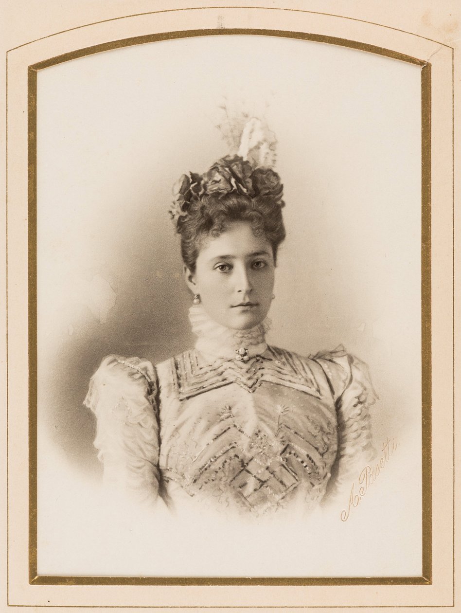 Elisabeth Fiodorovna de Russie (Elisabeth de Hesse Darmstadt) (1864-1918) - Reinin Hessenin prinsessa, Venäjän suurherttuatar Elizabeth Fjodorovna, Levitsky, Sergei Lvovitš (1819-1898). Albumin valokuva. Yksityinen kokoelma tekijältä Sergei Lvovich Levitsky