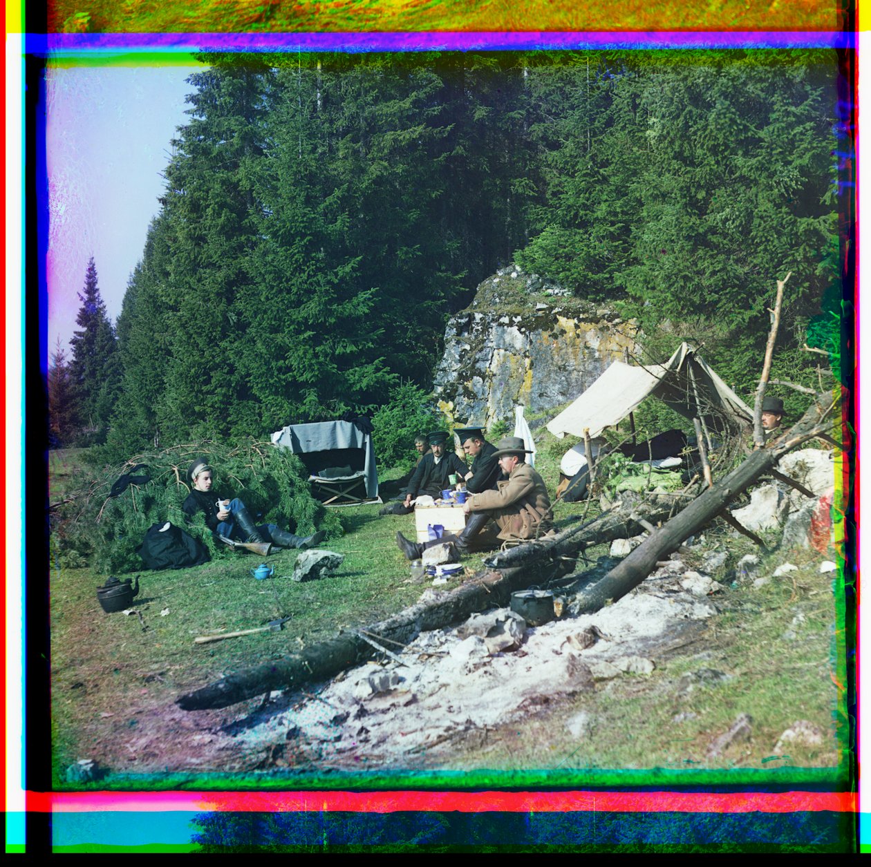 Sergei Prokudin-Gorskii ja muut istuvat leirintäalueella, Chusovala-joki, Uralvuoret, Venäjä tekijältä Sergei Mikhailovich Prokudin Gorskii
