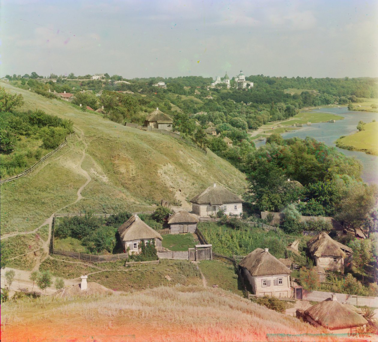 Putivl, Ukraina Swim-joella, Molchanskiy-luostari kaukana, 1905-1915 tekijältä Sergey Prokudin Gorsky