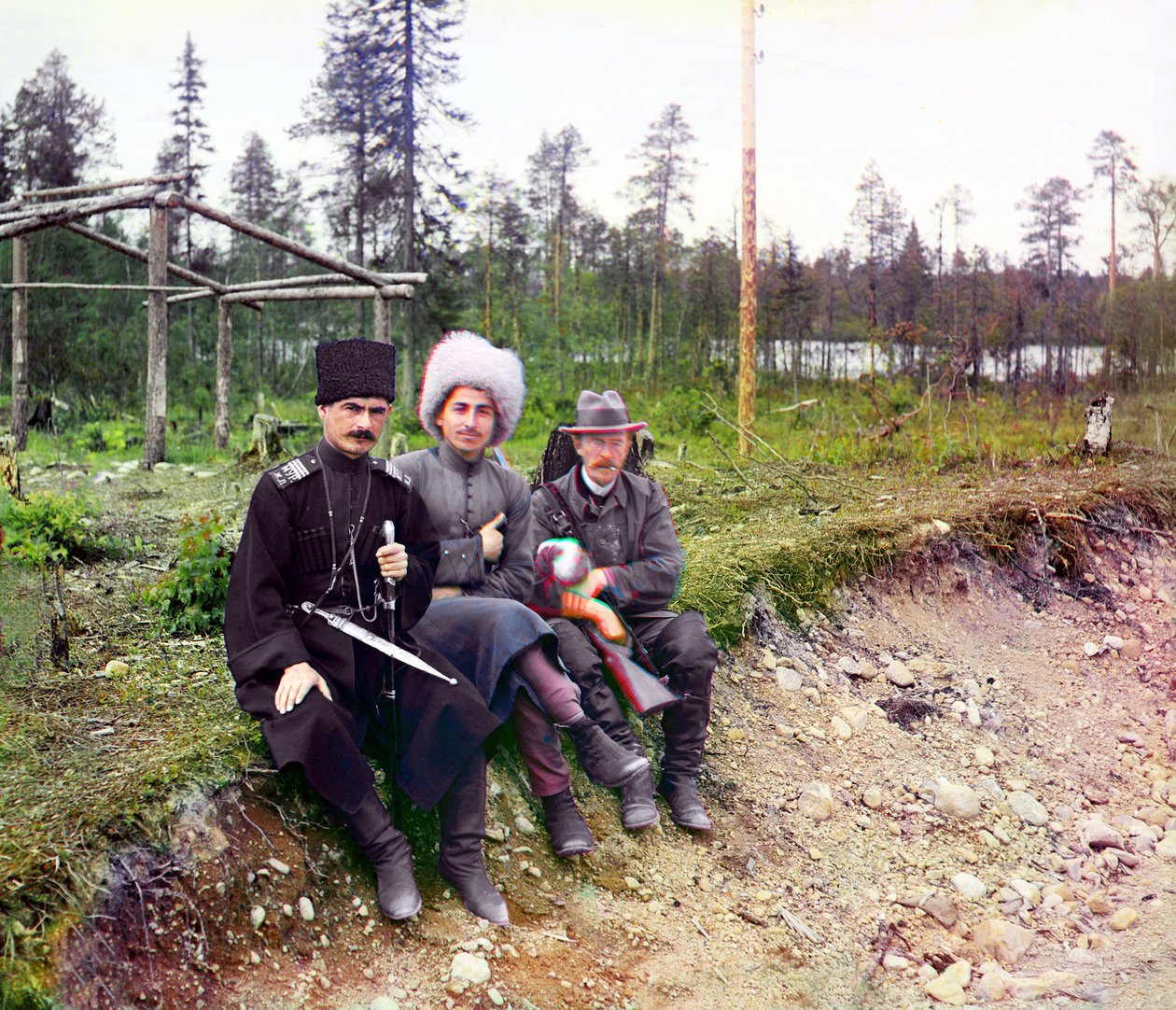 Valokuvaaja Sergei Mihailovitš Prokudin-Gorski ja kaksi miestä kasakkiasuissa, Murmanskin rautatie, Venäjän keisarikunta 1915. tekijältä Sergey Prokudin Gorsky