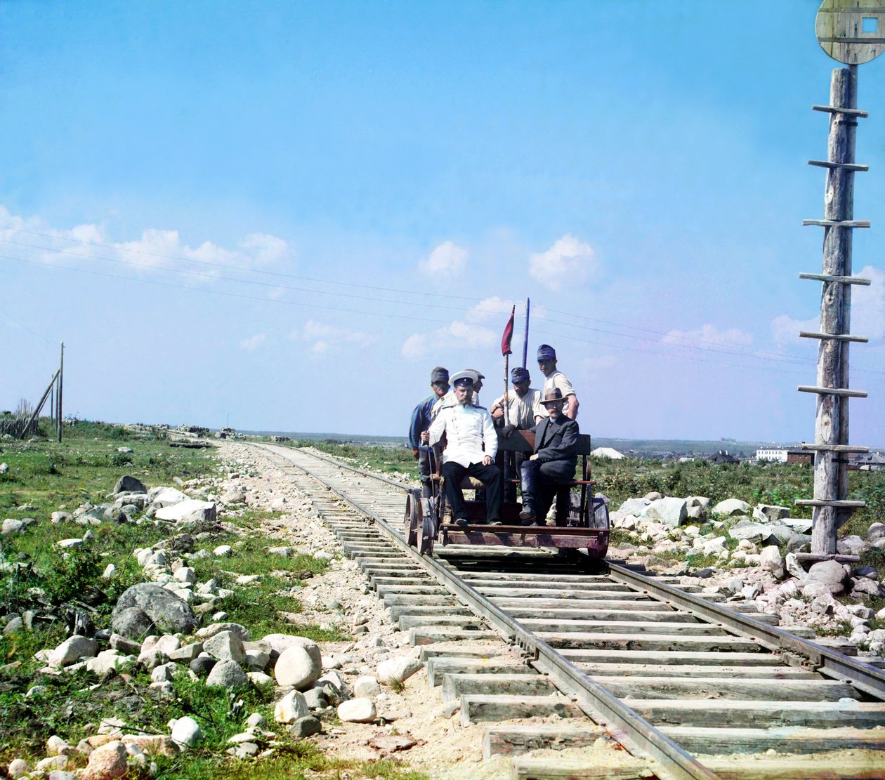 Valokuvaaja Sergei Prokudin-Gorsky, virkamies ja neljä rautatietyöntekijää ratsastamassa rautatien käsivaunussa Petroskoin ulkopuolella Murmanskin rautateillä, Venäjän valtakunta, 1915 tekijältä Sergey Prokudin Gorsky