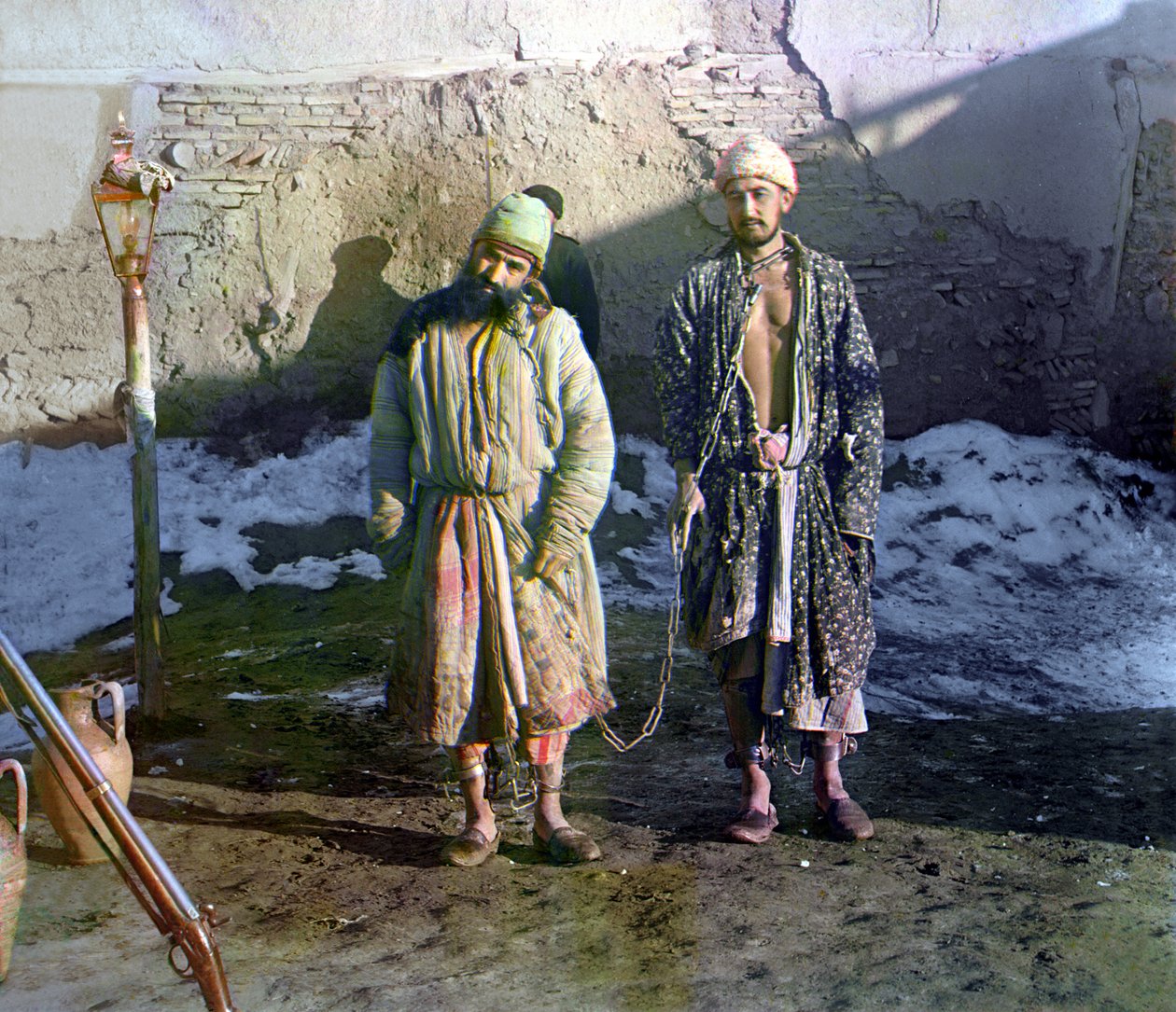 Kaksi vankia kahleissa ja vartija heidän takanaan, Venäjän keisarikunta, vuosina 1905-1915. tekijältä Sergey Prokudin Gorsky