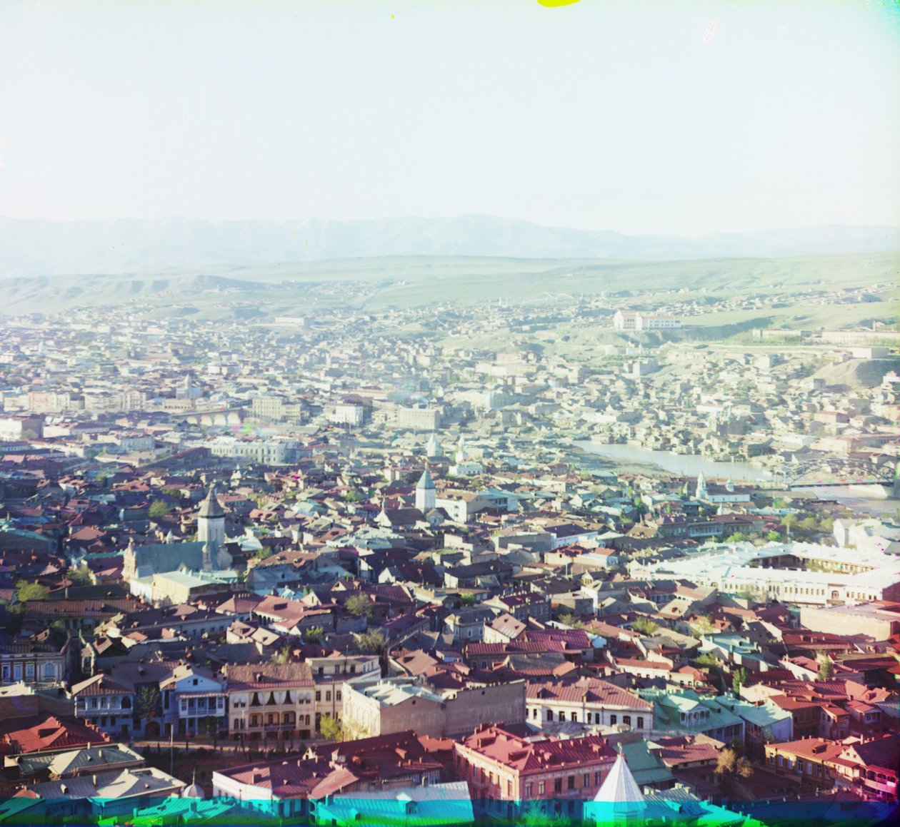 Näkymä Tiflisiin (nykyisin Tbilisi) Pyhän Davidin kirkon pihalta, 1905-1915 tekijältä Sergey Prokudin Gorsky
