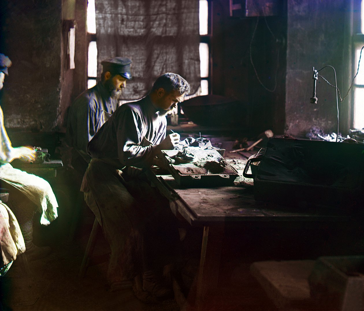 Työntekijät muovaavat taiteellista valukappaletta Kaslin rautatehtaalla, Uralin vuoristo, Venäjän keisarikunta, 1910. tekijältä Sergey Prokudin-Gorsky