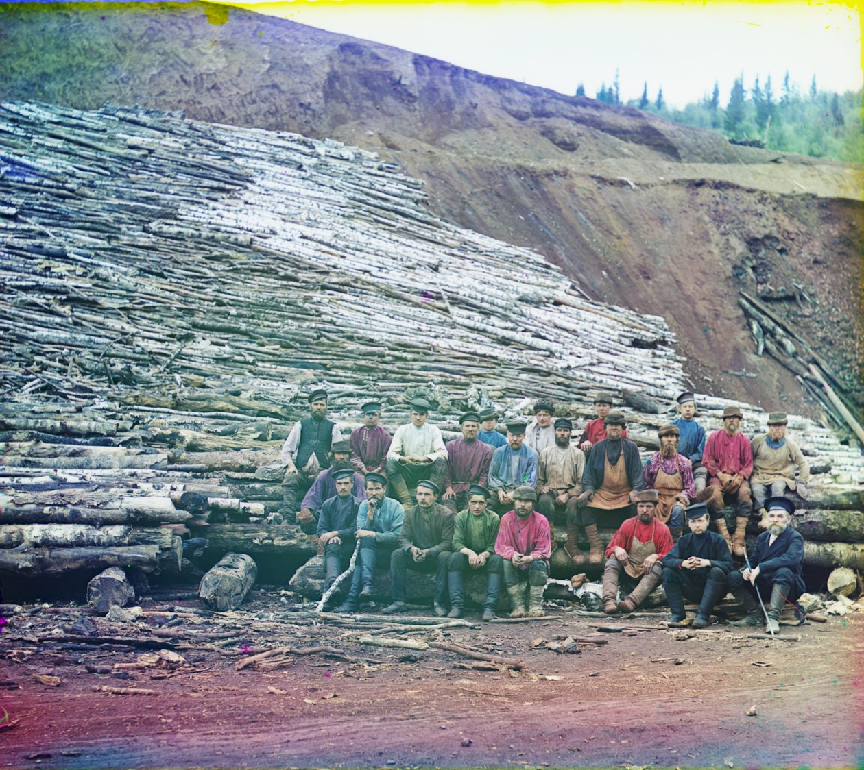 Työmiehet valmistavat tukkeja rautamalmin sulatusta varten, 1905-1915 tekijältä Sergey Prokudin Gorsky