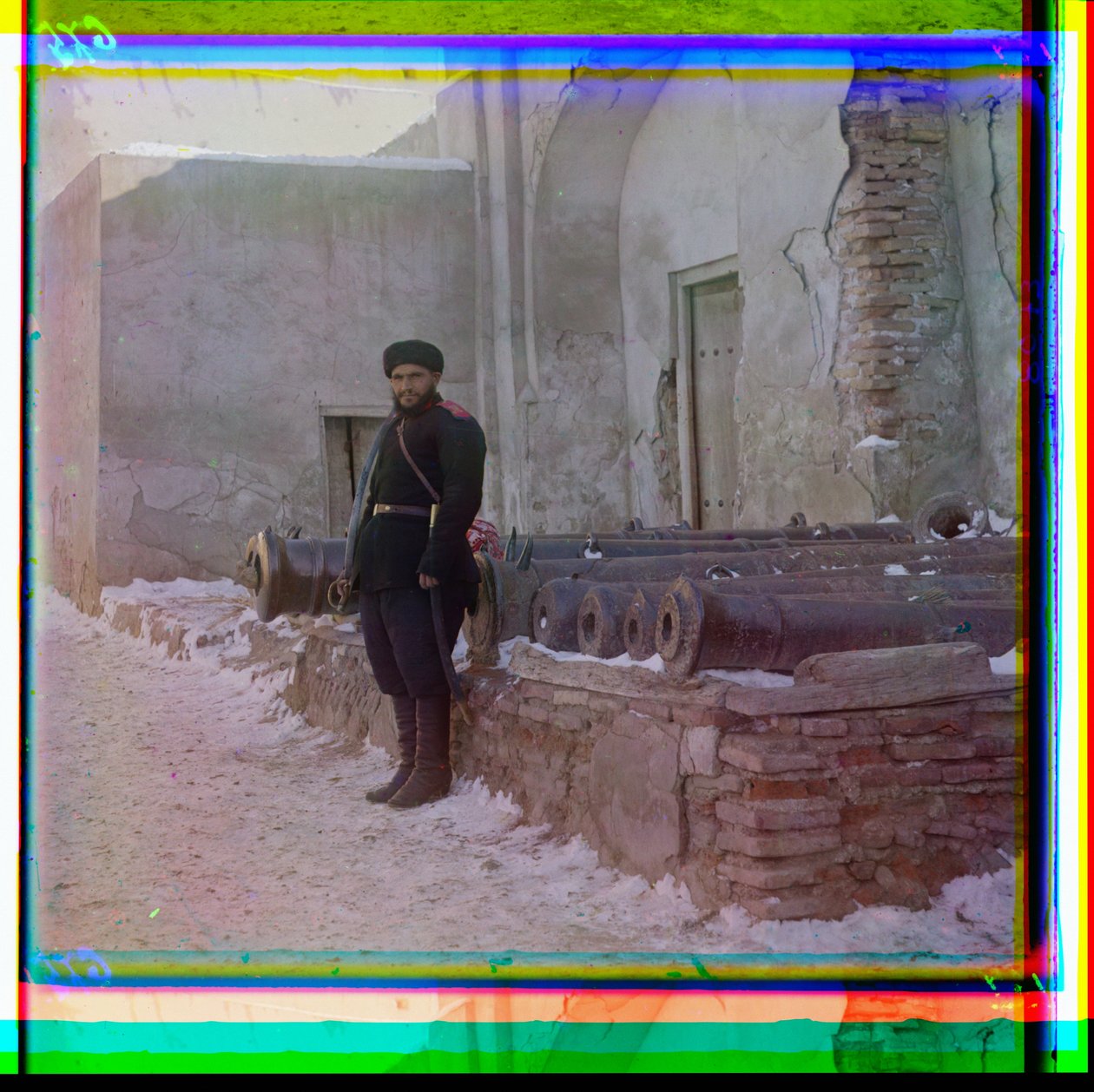 Venäläinen sotilas seisoo vartijana palatsissa vanhojen tykkien vieressä Bukharassa, 1915 tekijältä Sergey Prokudin Gorsky