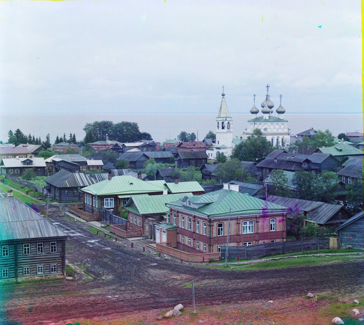 Belozersk ja taivaaseenastumisen katedraali linnoituksen muurista, 1905-1915 tekijältä Sergey Prokudin Gorsky