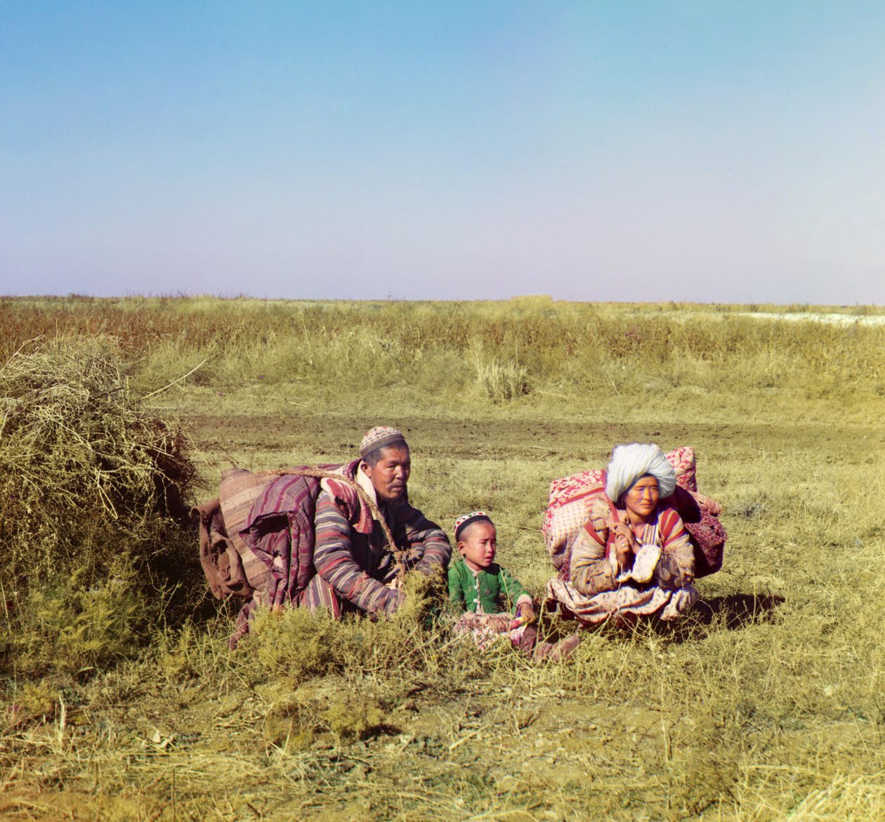Nomadikirgissit: mies, nainen ja lapsi Golodnaia-aroilla, Venäjän valtakunnassa, vuosina 1905-1915 tekijältä Sergey Prokudin Gorsky