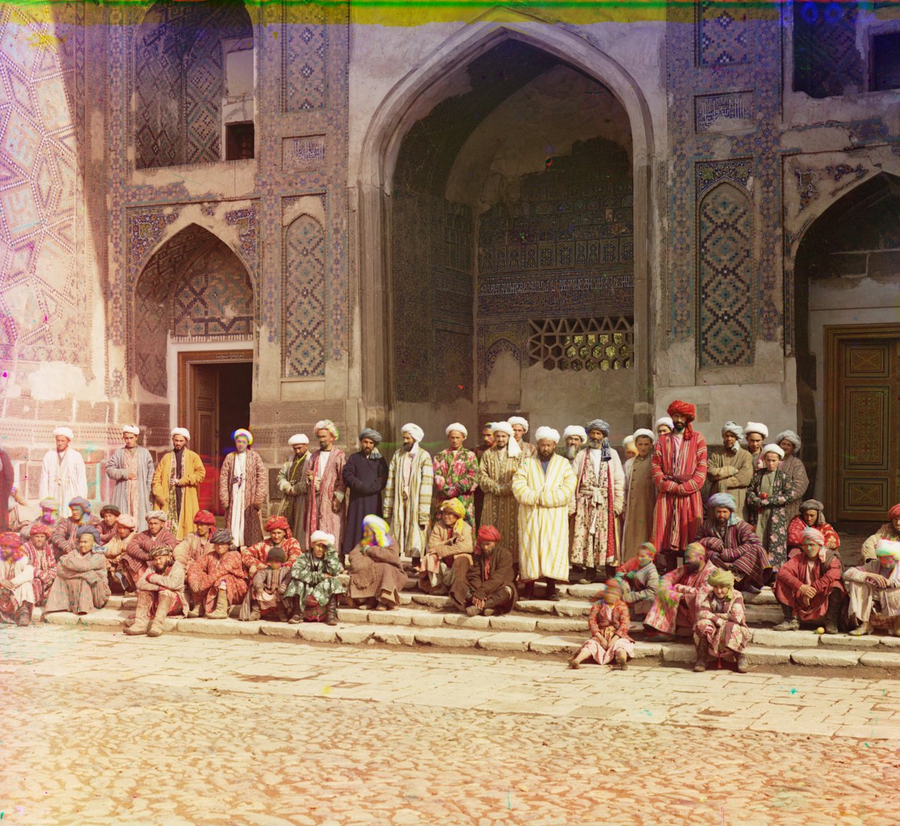 Samarkandin moskeijan portailla 1905-1915 tekijältä Sergey Prokudin-Gorsky
