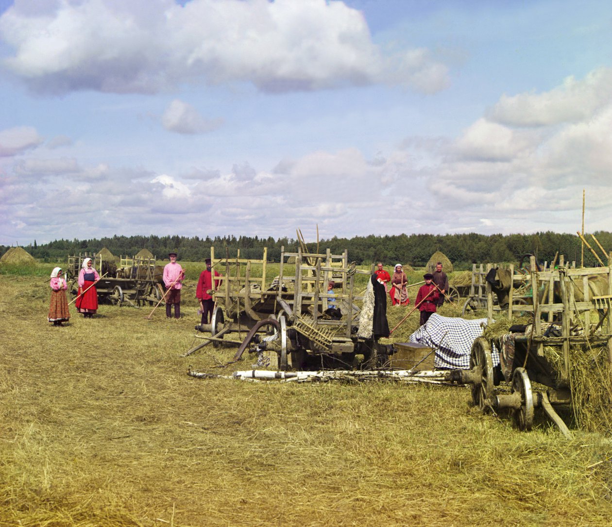 Heinää tekeviä talonpojat, lähellä lepoaikaa, Venäjän valtakunta, 1909 tekijältä Sergey Prokudin Gorsky