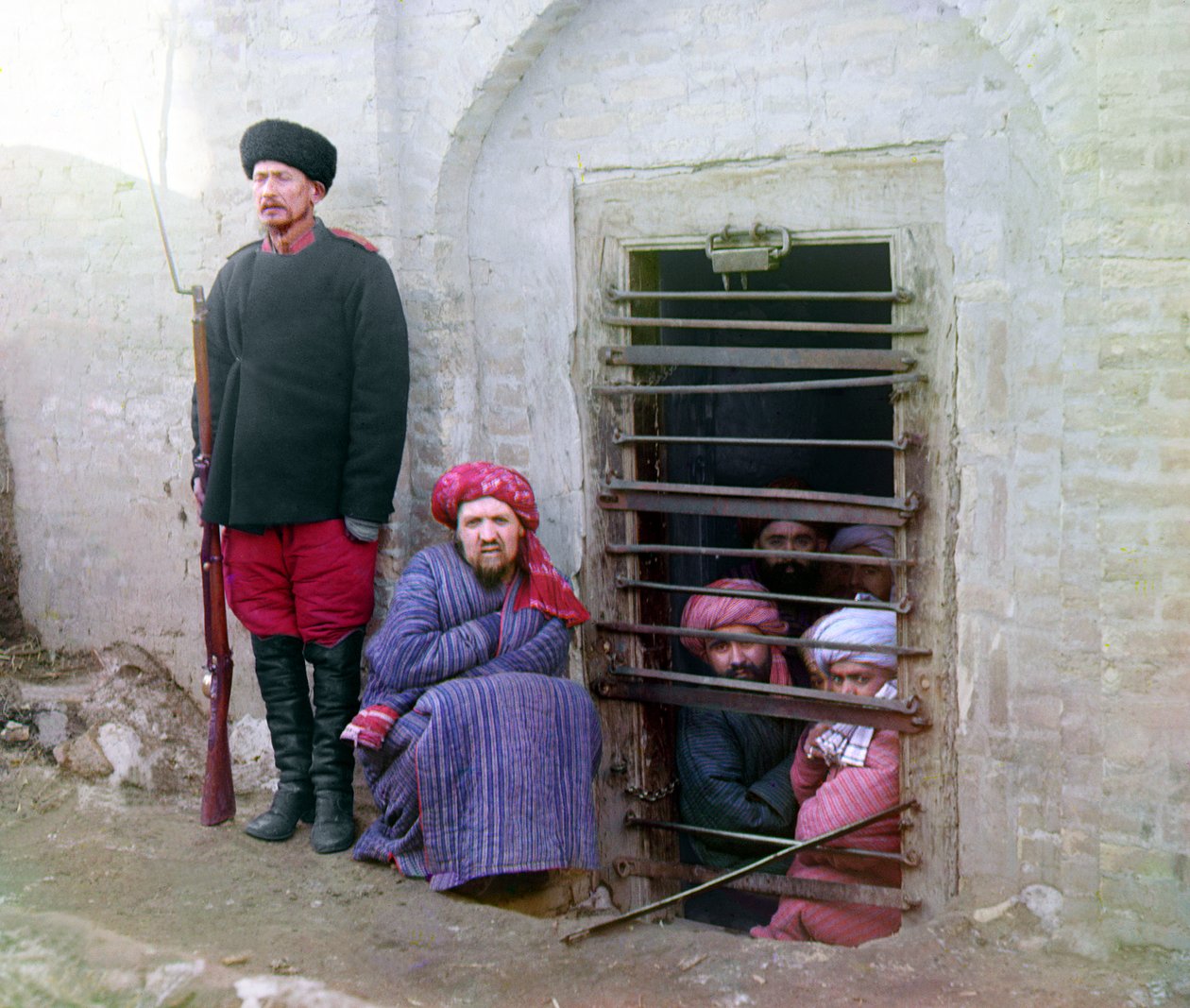 Zindanin vankila, vankeja ja vartija venäläisellä kiväärillä, univormulla ja saappailla, Keski-Aasia, Venäjän valtakunta, vuosina 1905-1915 tekijältä Sergey Prokudin Gorsky