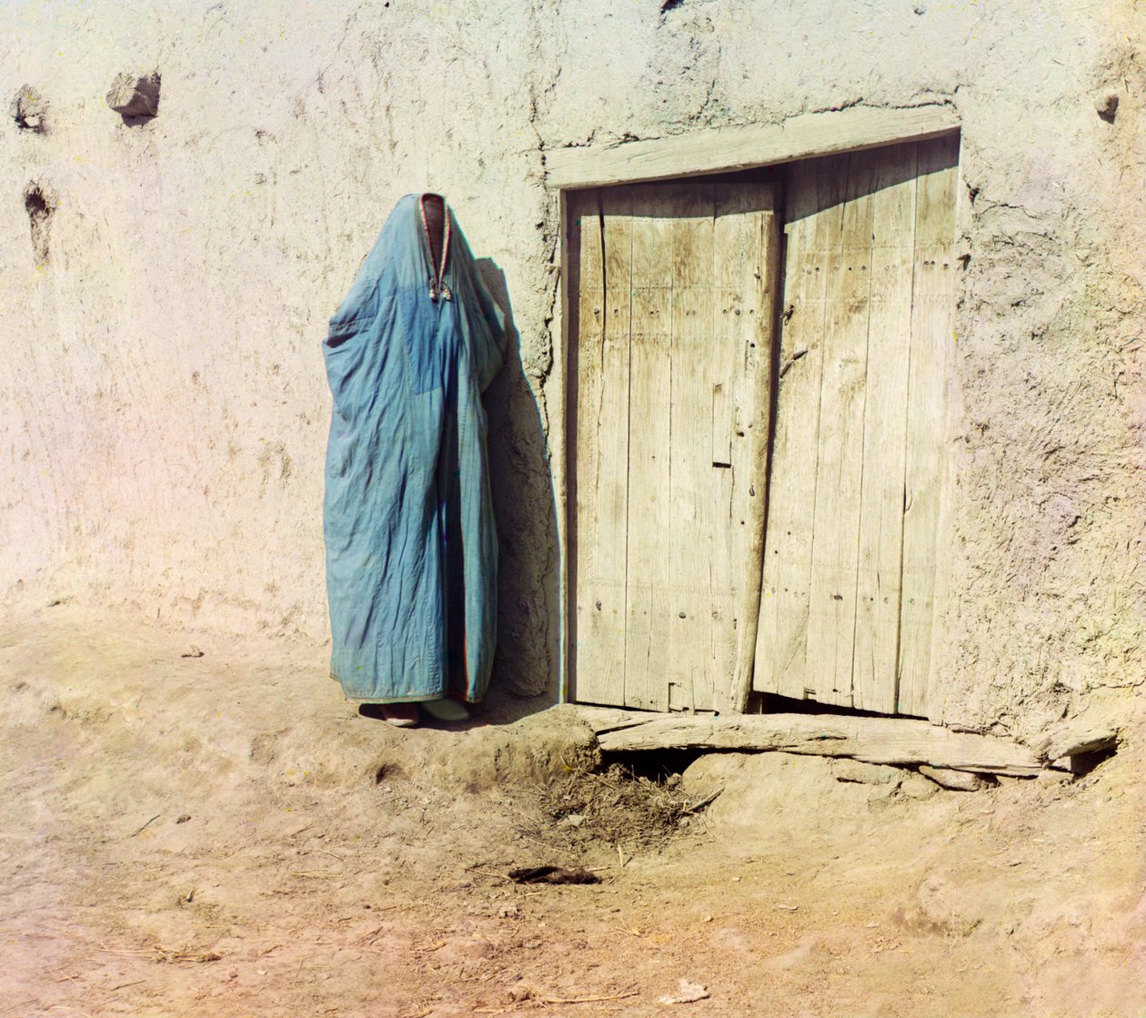 Uzbekistanin tai tadžikistanin nainen, jolla on päällään burka, n. 1910 (värikuva) tekijältä Sergey Prokudin Gorsky