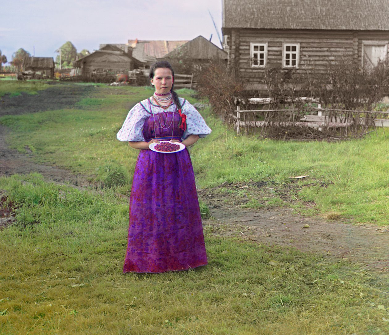 Tyttö mansikoiden kanssa lautasella, Venäjän valtakunta, elokuvasta "Näkymät Mariinskin kanavalle ja jokiverkostolle", 1909 tekijältä Sergey Prokudin Gorsky