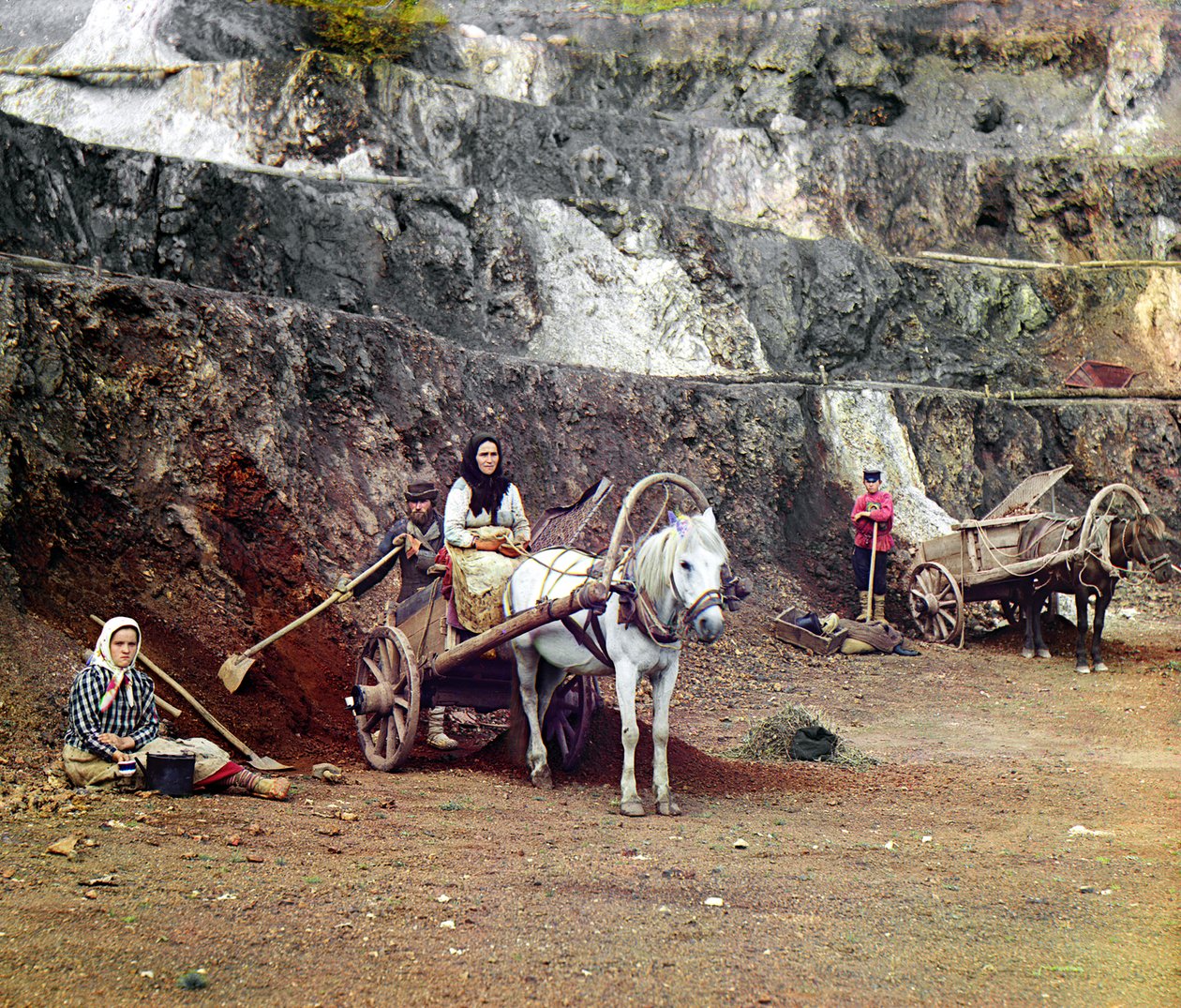 Työt Bakalskii kaivoksen: perheen, lapiot ja hevosten vetämät kärryt, työskentelee rauta kaivokset Bakaly Hills, Uralilla, Venäjän keisarikunta, 1910 tekijältä Sergey Prokudin Gorsky