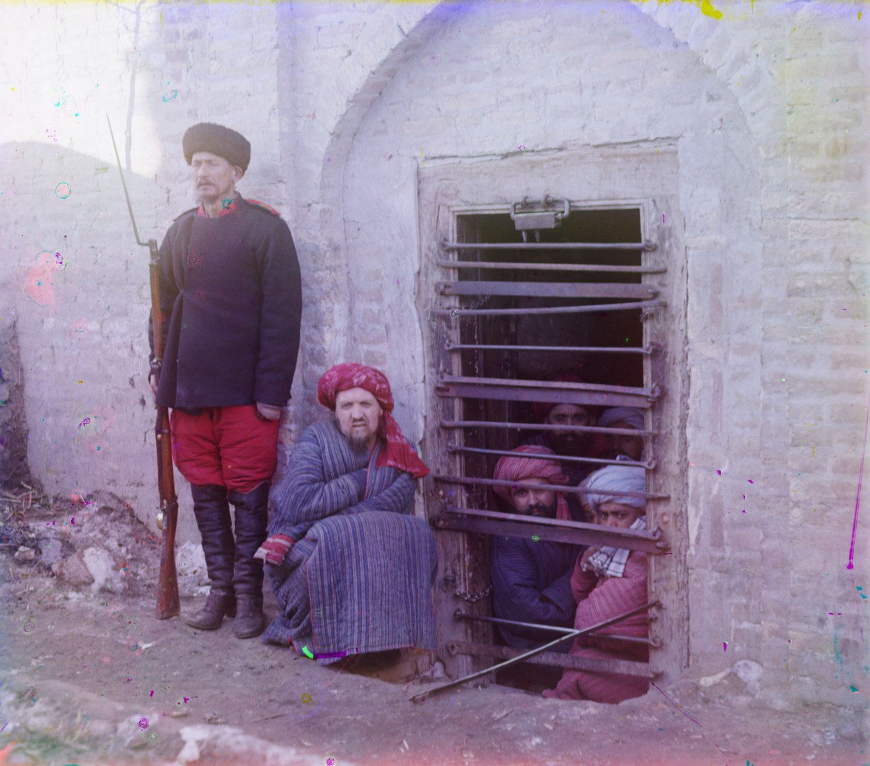 Zindan (perinteinen Keski-Aasialainen vankila) univormupukuisen vartijan kanssa, luultavasti Bukhara tekijältä Sergey Prokudin Gorsky
