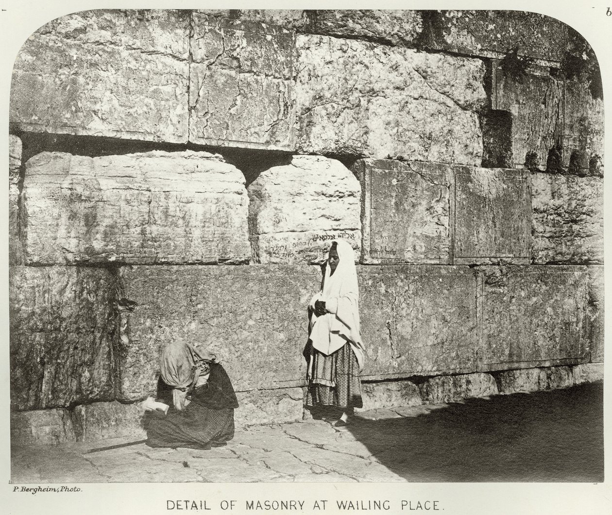Haram-Ash-Sharifin ulkopuoli, yksityiskohta Wailing Placen muurauksesta, n. 1864-65 bw kuva tekijältä Sgt. James M. McDonald