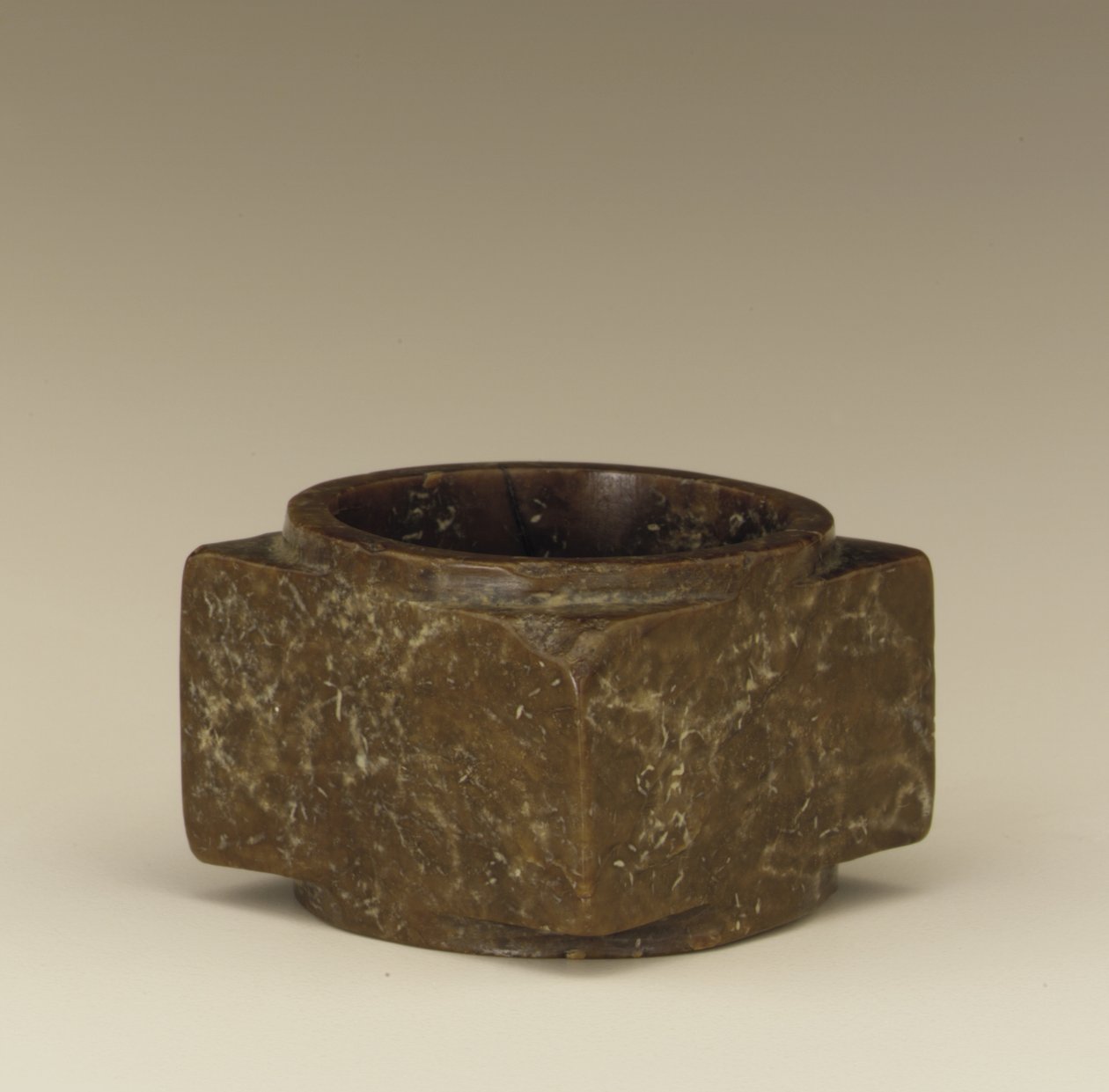 Cong (jade) tekijältä Shang Dynasty Chinese School