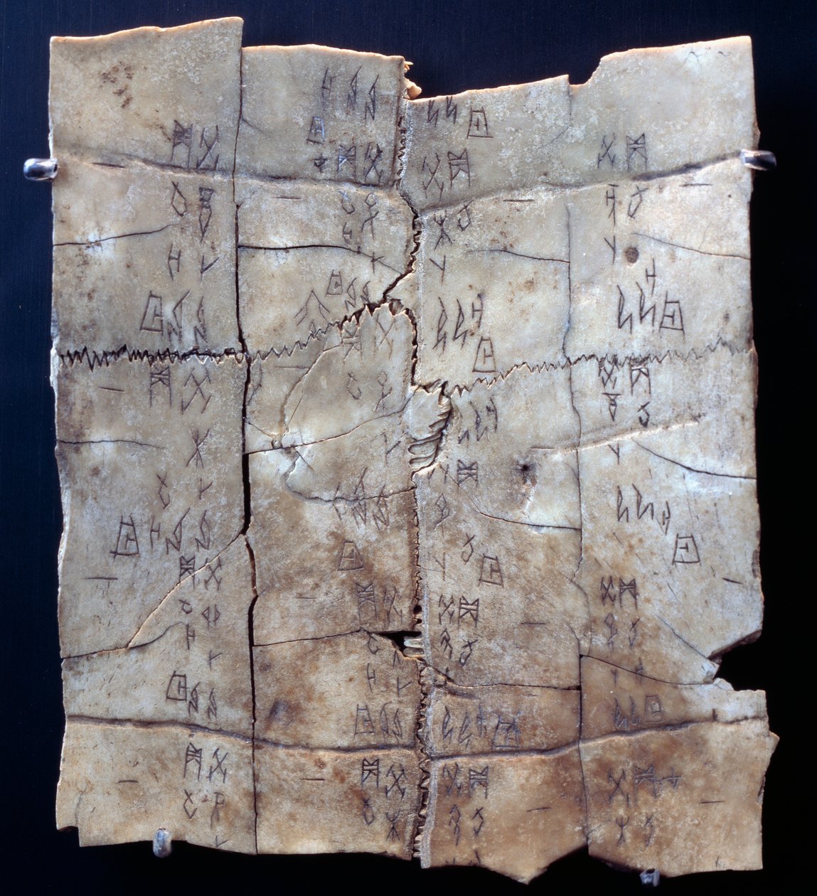Piktogrammi kilpikonnan plastronissa ennustamistekstillä (kilpikonnaplastron) tekijältä Shang Dynasty Chinese School