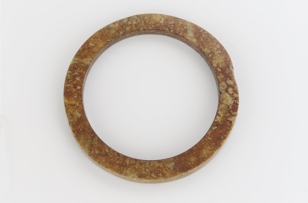 Sormus (jade) tekijältä Shang Dynasty Chinese School