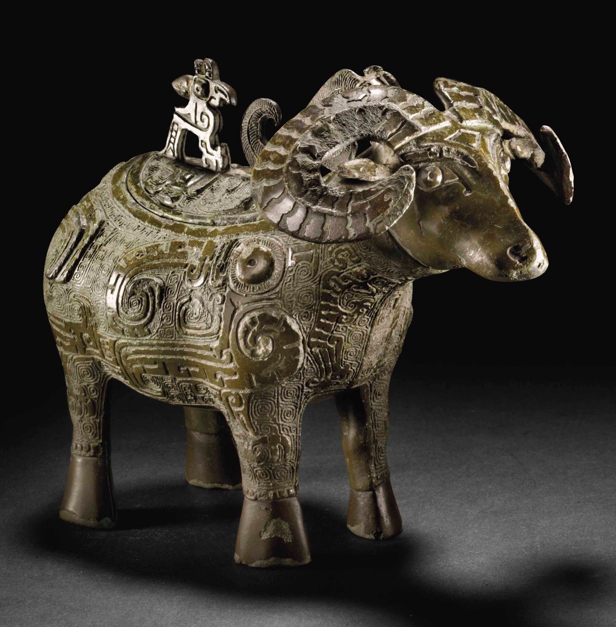 Rituaali pässin muotoinen viiniastia, Gong (pronssi) tekijältä Shang Dynasty Chinese School