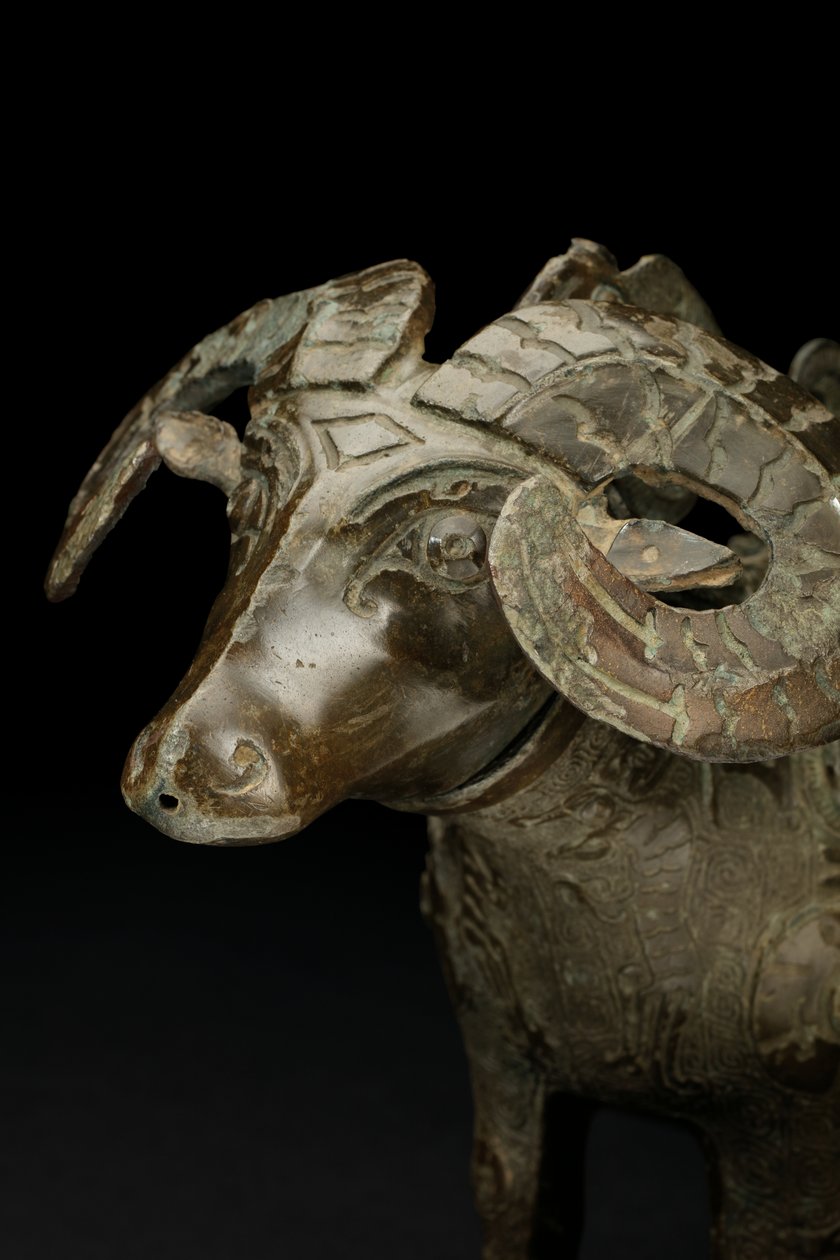 Rituaali pässin muotoinen viiniastia, Gong (pronssi) tekijältä Shang Dynasty Chinese School