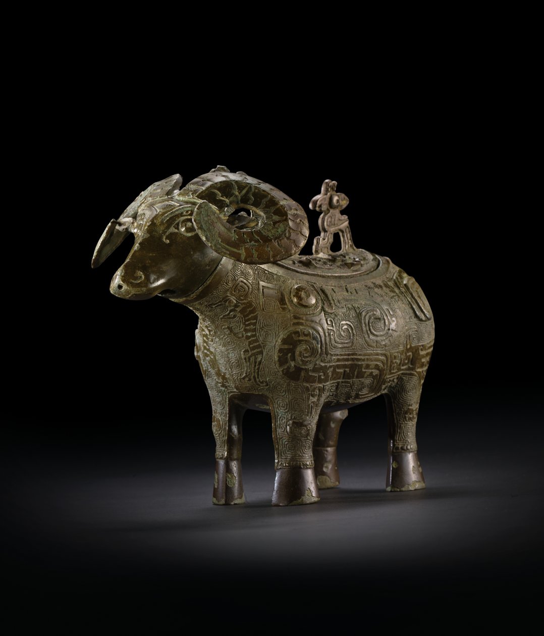 Rituaali pässin muotoinen viiniastia, Gong (pronssi) tekijältä Shang Dynasty Chinese School