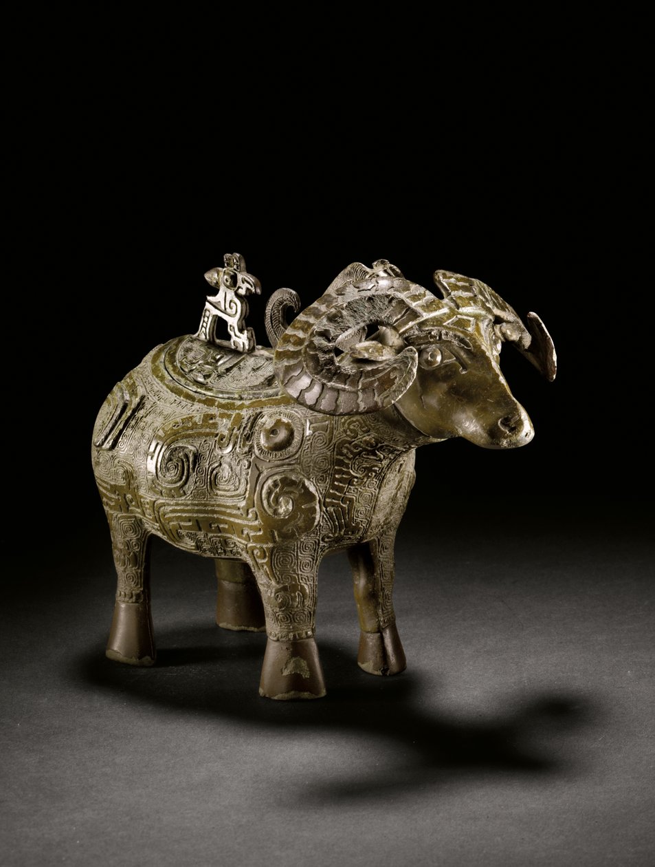 Rituaalinen pässin muotoinen viiniastia, Gong, myöhäinen Shang-dynastia (pronssi) (katso myös 3618914) tekijältä Shang Dynasty Chinese School