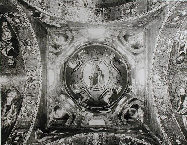 Yksityiskohta kupolista, jonka keskellä on Kristus Pantokrator (mosaiikki) (s/w-kuva). tekijältä Sicilian School