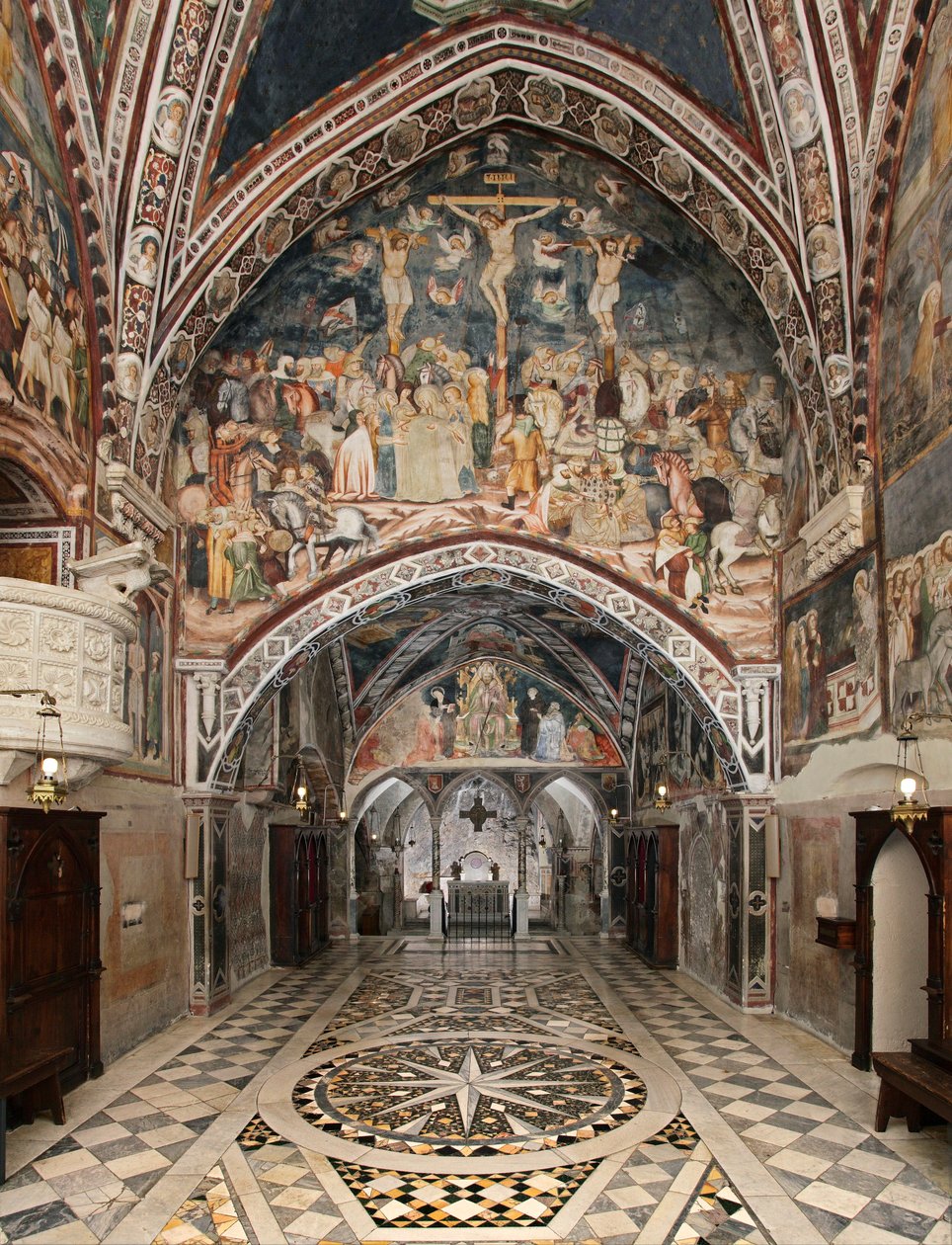 Näkymä ylemmälle kappelille, joka on peitetty freskoilla Sienan koulusta (1300-luku) Pyhän Benedetton luostari (Sacro Speco), Subiaco (Rooma), Italia tekijältä Sienese School