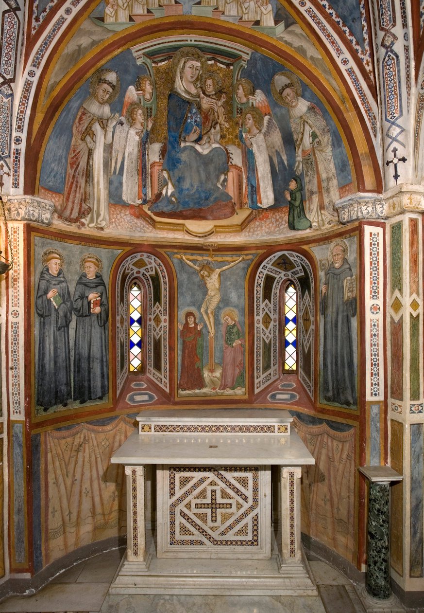 Neitsyt ja lapsi ja ristiinnaulitseminen (ennallistamisen jälkeen). Sienan koulun fresko. 1300-luvulla. Neitsyt kappeli. Pyhän Benedetton luostari (Sacro Speco), Subiaco (Rooma), Italia tekijältä Sienese School