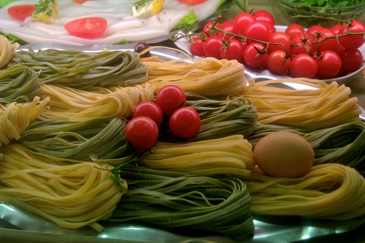 Ranska, Pariisi: Pasta vitriinissä julkisella kadulla, 2022 (kuva). tekijältä Sisse Brimberg