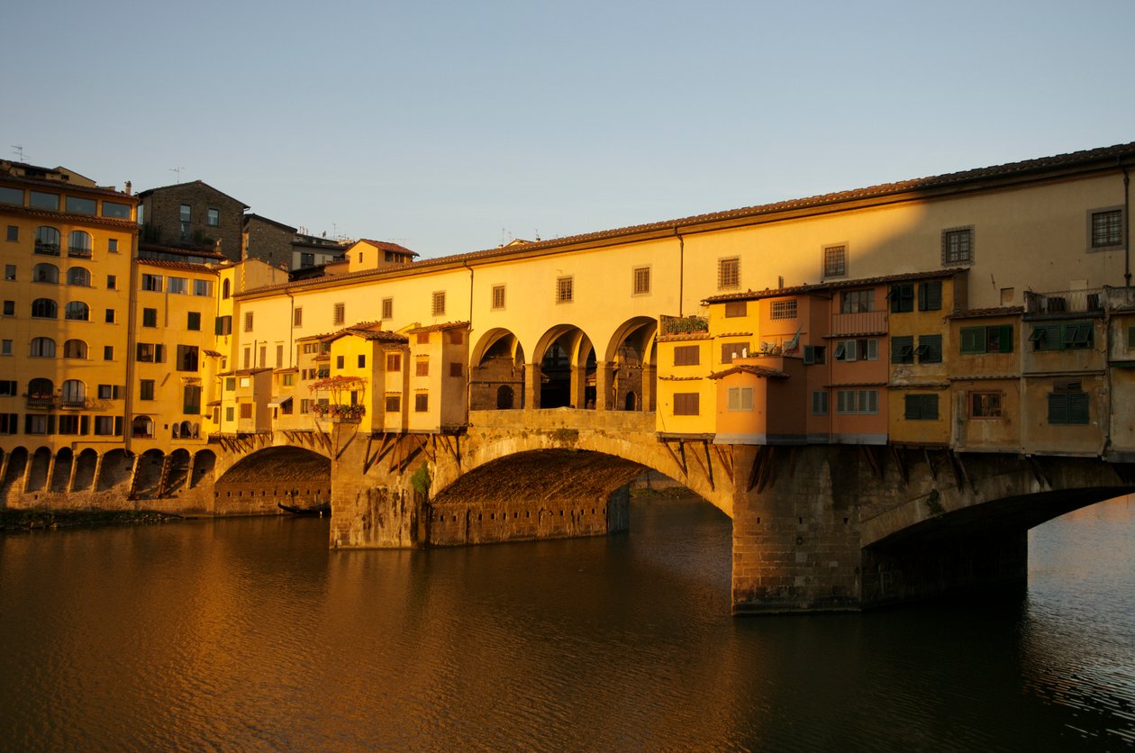 Italia, Firenze, Aamuauringonnousu Ponte Vecchiolla aamunkoitteessa, 2022 (kuva) tekijältä Sisse Brimberg