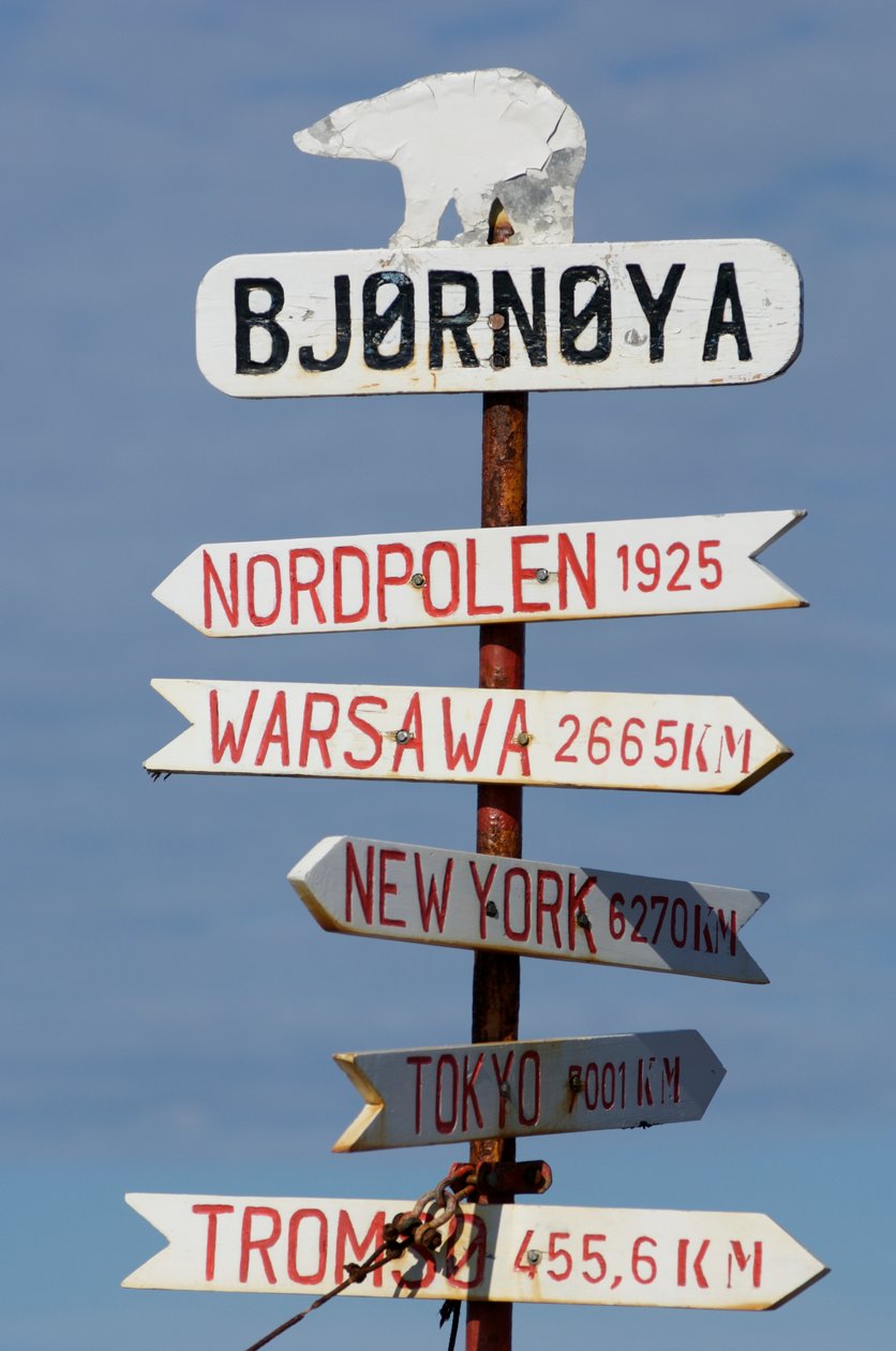 Norja, Karhusaaren opastekyltti, 2022 (kuva) tekijältä Sisse Brimberg