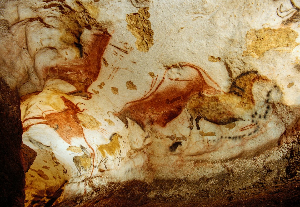 Esihistorialliset taiteilijat maalasivat jykeviä hevosia Aksiaaligallerian kattoon Lascaux