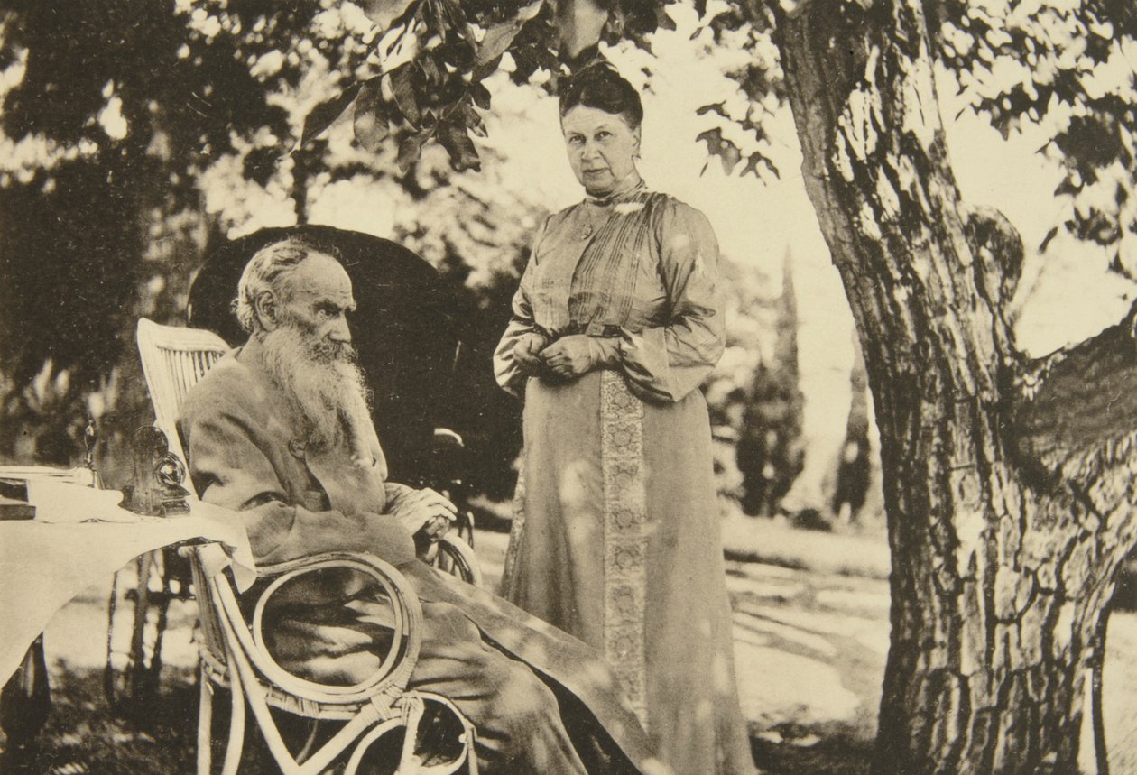 Venäläinen kirjailija Leo Tolstoi ja hänen vaimonsa Sofia Mustanmeren rannalla, Krim, Venäjä, 1902 tekijältä Sophia Andreevna Tolstaya