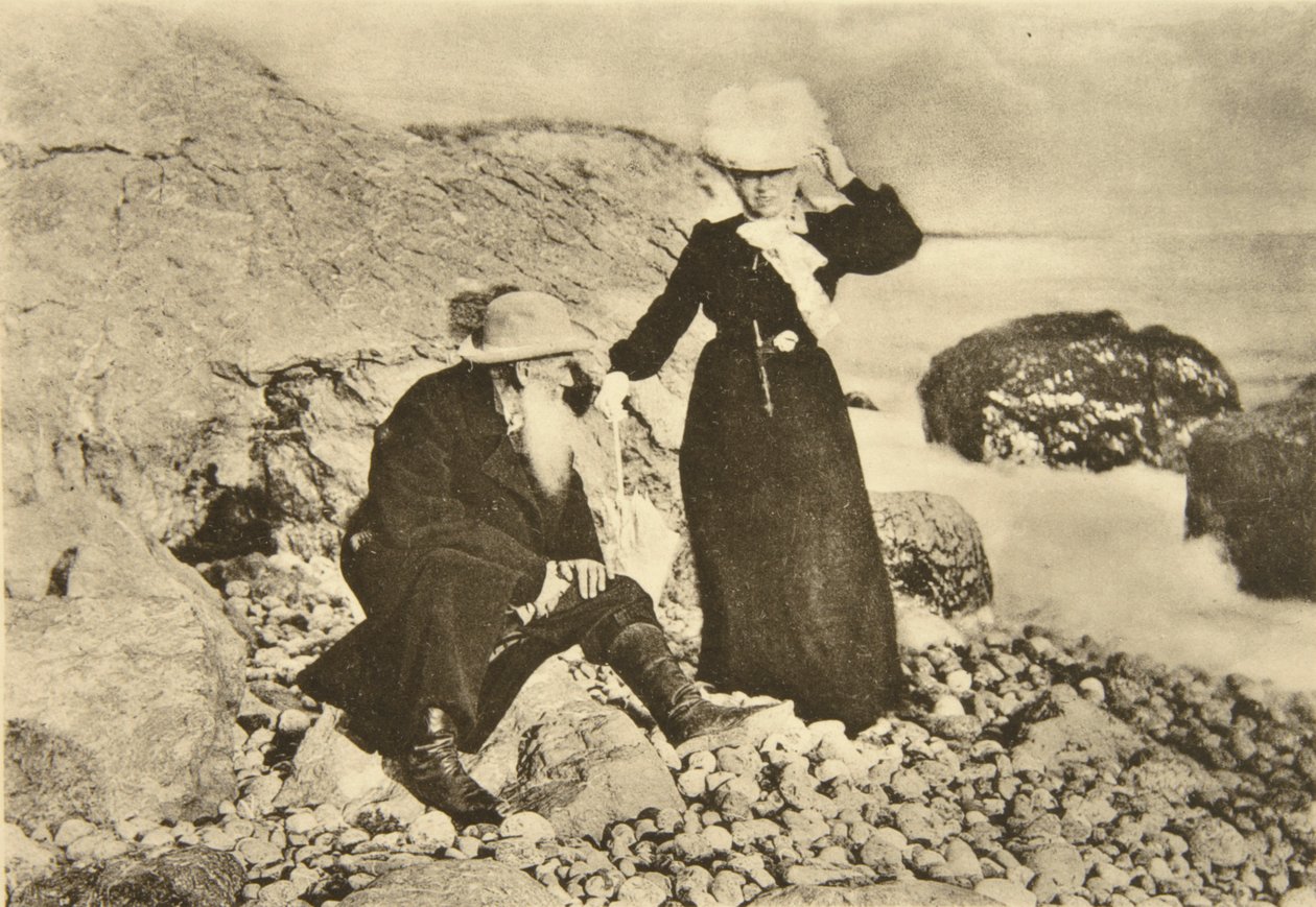 Venäläinen kirjailija Leo Tolstoi ja hänen vaimonsa Sofia Mustanmeren rannalla, Krim, Venäjä, 1902 tekijältä Sophia Andreevna Tolstaya