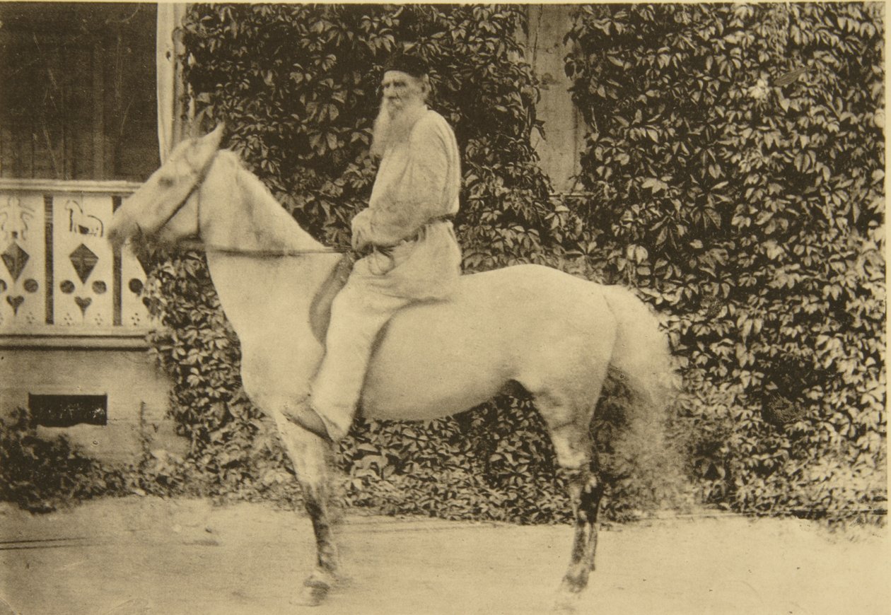 Venäläinen kirjailija Leo Tolstoi hevosen selässä, Moskova, Venäjä, 1890-luku tekijältä Sophia Andreevna Tolstaya